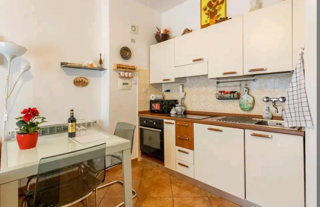 Camera privata nell'appartamento in zona residenziale con 2 piscine-1