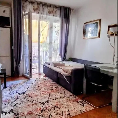 Camera privata nell'appartamento in zona residenziale con 2 piscine-3